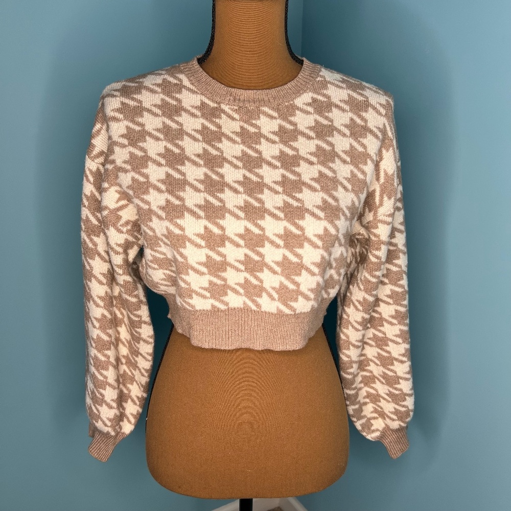 Altar'd State Cropped Long sleeved Houndstooth Brown and White Sweater Medium